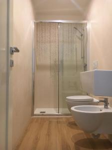 佛罗伦萨佛罗伦萨特来奥奇迪旅馆的带淋浴、卫生间和盥洗盆的浴室