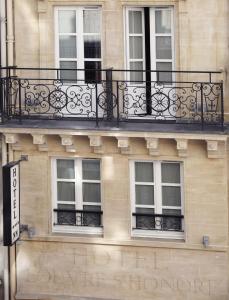 巴黎Hotel Louvre Saint-Honoré的阳台位于带窗户的建筑的一侧