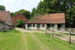 OberlangenHaus Kornfeld的一座农场,有两栋建筑和一条土路