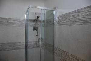 穆拉沃拉Sa Mariposa的浴室里设有玻璃门淋浴