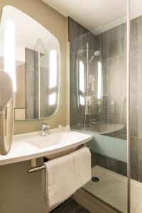 巴黎朗东堡10号巴黎北站宜必思酒店的一间带水槽和镜子的浴室