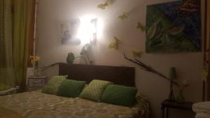 德拉塞尔瓦港Fonda Felip的卧室配有一张墙壁上灯床。