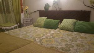 德拉塞尔瓦港Fonda Felip的一间卧室配有一张带绿色和黄色枕头的床