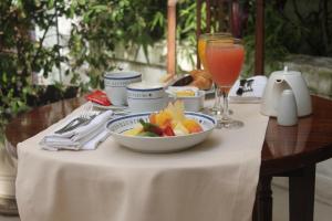 布宜诺斯艾利斯弗朗西丝酒店及俱乐部的一张桌子,上面放着一碗水果和饮料