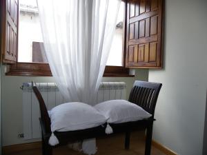 拉斯卡弗里亚Casa Granero的窗户前带两个枕头的椅子