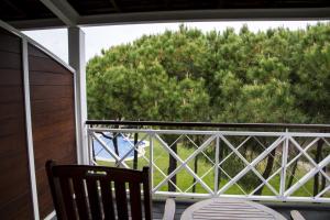 厄尔-汝姆披多努弗波提尔高尔夫酒店的阳台配有椅子,享有树景