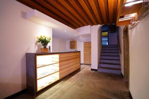 圣贝纳迪诺贝勒维酒店的走廊设有楼梯和木制天花板