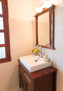 法兰西堡因贝拉特里斯酒店的一间带水槽和镜子的浴室
