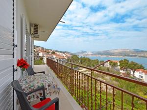 特罗吉尔Apartments Uljevic-close to the beach的阳台配有桌椅,享有水景。