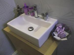 萨索斯Dimitriadis fresh Edem的浴室内木制柜台上的白色水槽