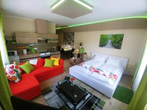 毛科Sarok Apartmanház的一间带两张沙发的客厅和一间厨房