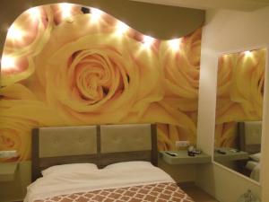 萨索斯Dimitriadis fresh Edem的卧室的墙上挂着花卉壁画