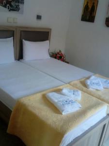 斯卡拉伯塔麦斯克里斯阿克缇酒店的床上有两条毛巾
