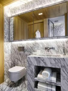 香港哲維斯酒店的一间带卫生间、水槽和镜子的浴室