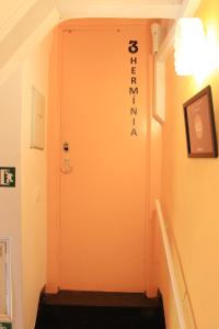里斯本法多公寓的走廊上设有门,上面有标志