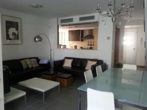 蒙特罗伊House Beach Las Palmeiras的客厅配有沙发和桌子