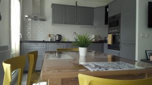 塞里斯迪斯尼F&B公寓的厨房配有木桌和黄色椅子