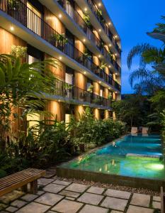 马瑙斯亚马逊别墅酒店的大楼前设有游泳池的酒店