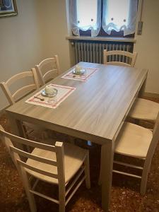 佩斯基耶拉德加达Villa Ferri的木制用餐室配有桌椅和木桌椅