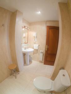 阿霍Hotel Costa de Ajo的一间带卫生间和水槽的浴室