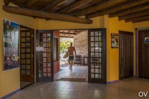普拉亚多普拉亚多海滩旅舍的一位妇女穿过房子的敞开的门