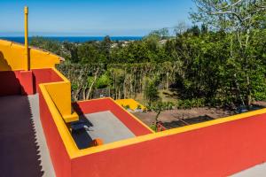 卡佩拉什A Casa Amarela的黄色和红色的建筑,享有海景