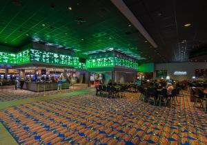 FranklinCypress Bayou Casino Hotel的赌场大堂的天花板上设有绿灯