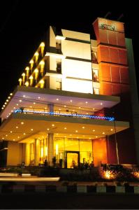 吉打邦ASTON Ketapang City Hotel的一座在晚上有灯光的建筑