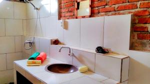 特特巴图Al Sasaki的一间带水槽和砖墙的浴室