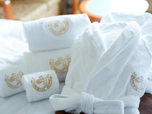 大阪大阪帝国酒店的一堆白色毛巾,上面有一条顶篷