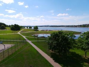 特尔希艾Cozy apartment with a wonderful lake view的享有公园和湖泊的空中景致