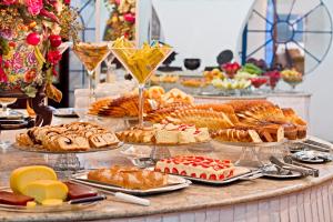 格拉玛多格拉玛多宫殿酒店的填满了各种食物的桌子