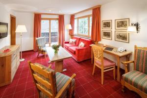 莱赫阿尔贝格莱赫及樵萨罗莎酒店的客厅配有桌子和沙发