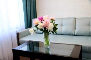 罗夫诺旅游酒店的一张桌子上一束粉色和白色花