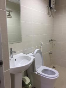 利帕Meaco Royal Hotel - Lipa的一间带卫生间和水槽的浴室