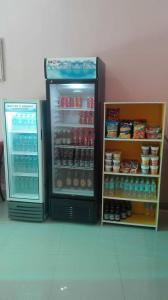 TabacoMeaco Royal Hotel - Tabaco的储存着饮料和食物的冰箱