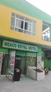 TabacoMeaco Royal Hotel - Tabaco的梅克西科皇家酒店,前面有标志