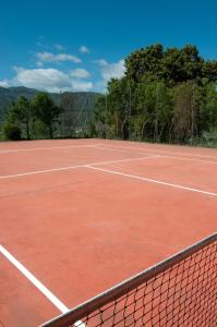 劳哈尔德亚恩达拉斯Villa Turística de Laujar de Andarax的网球场,上面有网