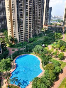 广州Lan House Youth Apartment的城市游泳池空中景观