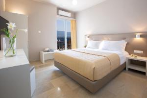 尼基亚娜亚德里亚缇卡酒店的一间卧室设有一张大床和一个窗户。