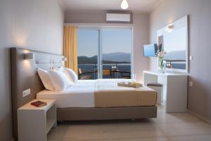 尼基亚娜亚德里亚缇卡酒店的一间卧室设有一张床和一个美景窗户。