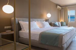 尼基亚娜亚德里亚缇卡酒店的一间卧室配有带白色枕头的床