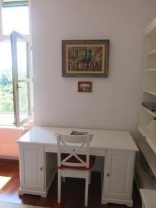 巴拉顿菲赖德Horvath Villa Apartman Aliz的客房内的白色书桌和椅子
