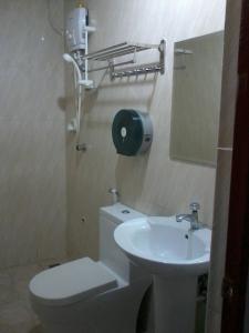 罗哈斯城Asia Novo Boutique Hotel - Roxas的浴室配有白色卫生间和盥洗盆。