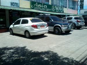 罗哈斯城Asia Novo Boutique Hotel - Roxas的停在停车场的一群汽车