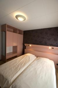 Zoersel德海德布鲁姆酒店的一间卧室设有两张床和天花板