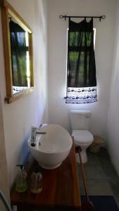 利文斯顿咖姆吉拉酒店的一间带水槽和卫生间的浴室以及窗户。