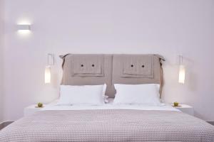 佩里沃罗圣米拉马雷海滩度假村的一间卧室配有一张带两个白色枕头的大床
