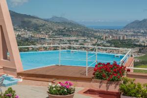 巴勒莫贝尔3酒店的享有鲜花建筑中游泳池的景色