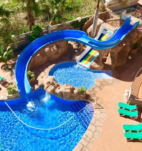 阿尔姆尼卡维多利亚海滩酒店的水上公园水滑梯的图像